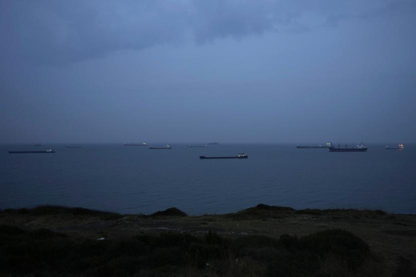Kapal kargo berlabuh di Laut Hitam menunggu untuk menyeberangi selat Bosporus di Istanbul, Turki, Kamis, 17 November 2022. Kesepakatan Black Sea Grain Initiative kembali diperbarui sebelum masa berlaku periode kedua berakhir pada 18 Maret 2023. 