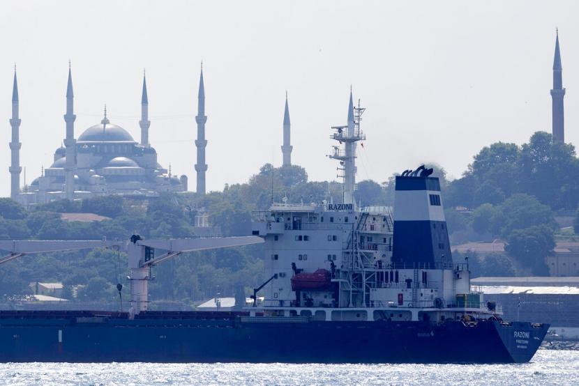 Kapal kargo melintasi Selat Bosphorus di Istanbul, Turki. ilustrsi