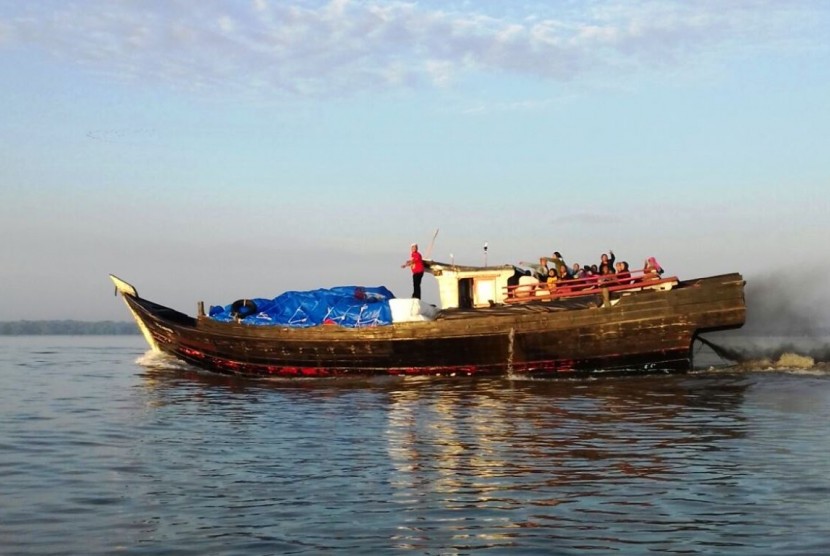 Kapal kayu penyelundup yang diduga membawa barang ilegal di perairan Tanjung Balai Asahan, Sumatera Utara, Jumat (22/1).
