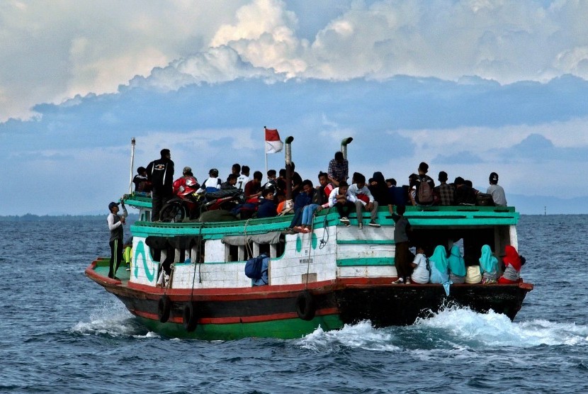 Kapal kayu tradisional mengangkut penumpang saat melintas di laut dekat Pulau Pramuka, Kepulauan Seribu, Jakarta, Kamis (16/11).