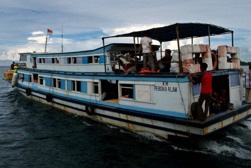 Kapal kayu tradisional mengangkut penumpang saat meninggalkan dermaga Pulau Pramuka, Kepulauan Seribu, Jakarta, Kamis (16/11).