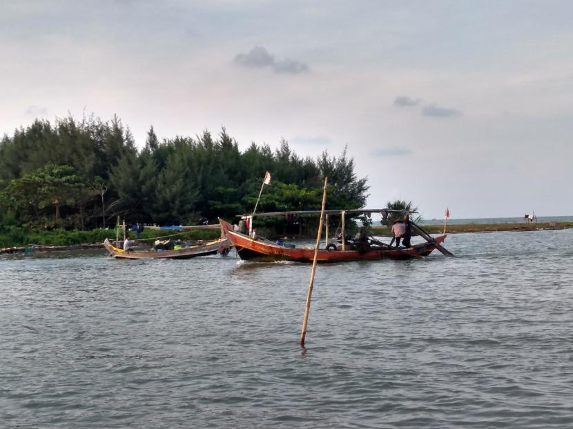Kapal kecil milik nelayan melintasi perairan Karangsong, Kecamatan Indramayu, Kabupaten Indramayu. 