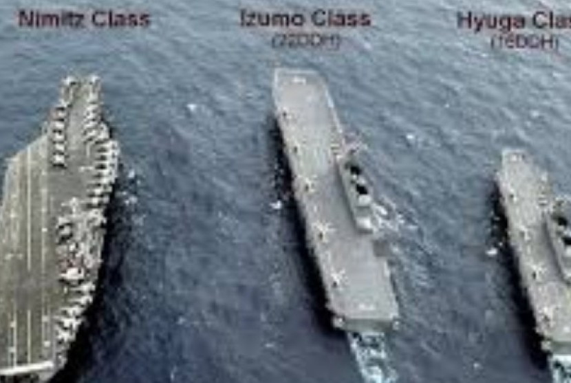 Kapal kelas Izumo Jepang (tengah)