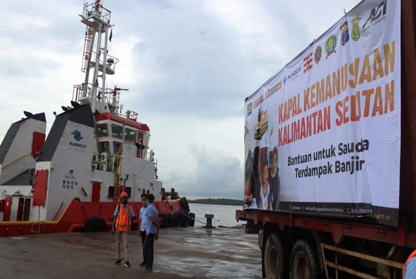 Kapal Kemanusiaan Aksi Cepat Tanggap (ACT) untuk korban banjir di Kalimantan Selatan tiba di Pelabuhan Trisakti, Kota Banjarmasin. Bantuan sekitar 1.000 ton tersebut tiba pada Senin (1/2). 