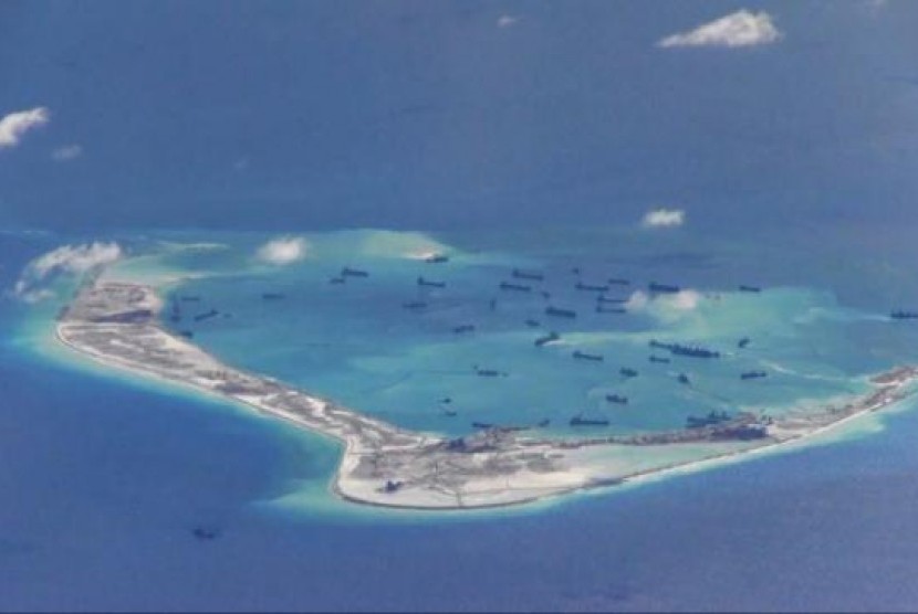 Kepulauan Spartly, Laut Cina Selatan. Kapal penjaga pantai Cina nyaris menabrak kapal patroli Filipina di Laut Cina Selatan belum lama ini.