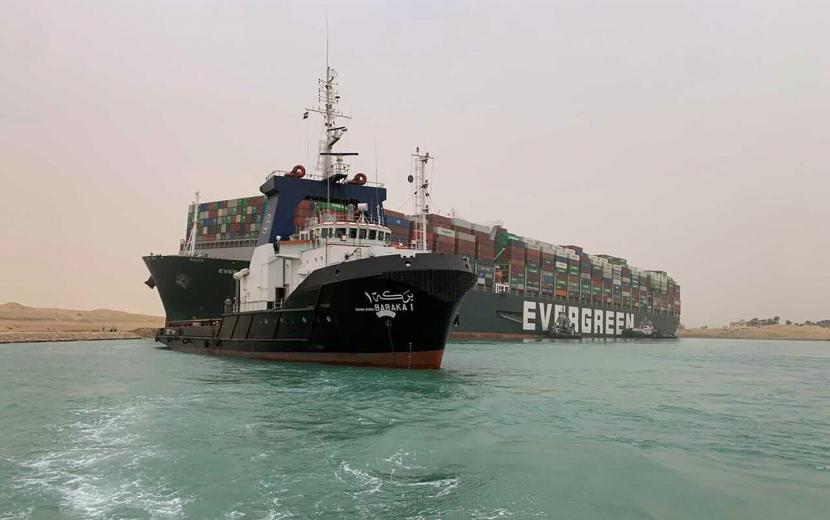 Kapal kontainer The Ever Given kandas melintang dan menghalangi jalur Terusan Suez, Rabu, 24 Maret 2021.