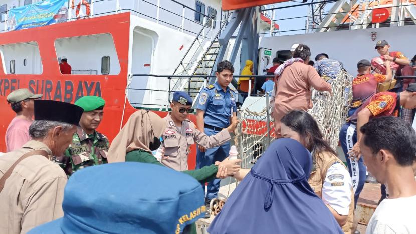 Kapal Latih Bung Tomo milik Poltekpel Surabaya ini dihadirkan untuk mengantisipasi lonjakan penumpang yang ada di Pelabuhan Penyeberangan Jangkar menuju Pulau Sapudi Madura. 