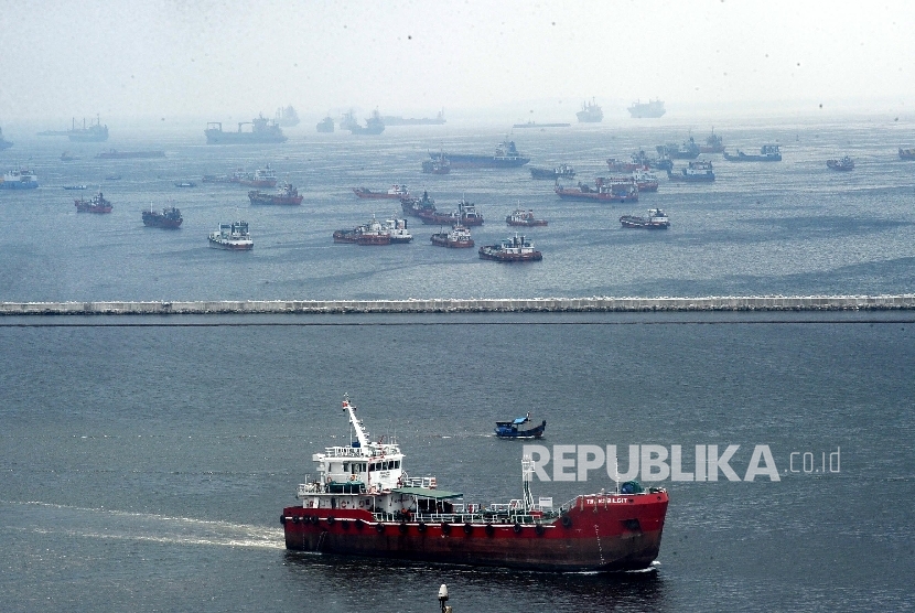 Kapal laut membawa peti kemas mengantri di perairan pelabuhan Tanjung Priuk,Jakarta, Selasa (17/5). (Republika/Tahta Aidilla)