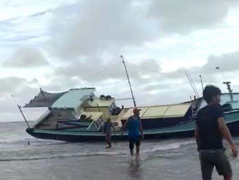 Kapal Makmur 03 terdampar di perairan Kabupaten Garut, Jawa Barat, tepatnya Pantai Karanggajah, Desa Sancang, Kecamatan Cibalong, Selasa (29/12) sekitar pukul 15.00 WIB.