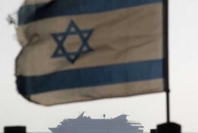 Kapal Mavi Marmara yang diserang Israel pada Mei tahun lalu, tampak di kejauhan, dengan latar depan bendera Israel.