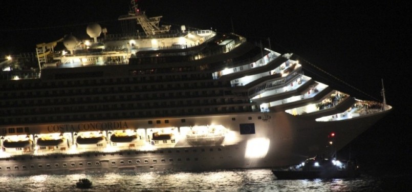 kapal mewah Costa Concordia yang karam di pantai barat Italia