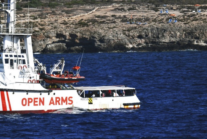 Kapal milik badan amal dan penyelamat imigran Open Arms yang berisi imigran. Penjaga pantai Italia menyelamatkan hampir 250 imigran termasuk seorang bayi. Ilustrasi.