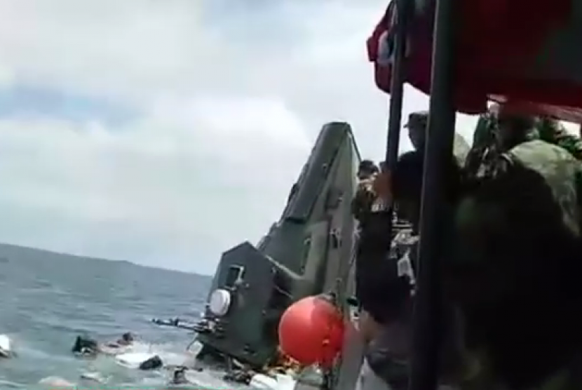 Kapal motor cepat (KMC) TNI yang mengangkut personel Kodam Jaya tenggelam di Kepulauan Seribu, Senin (12/3).
