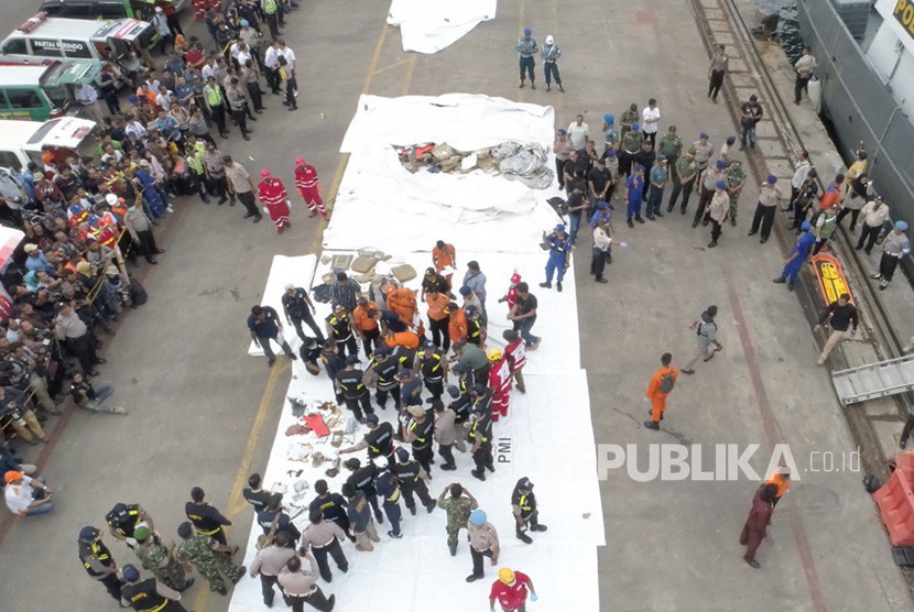 Kapal motor dari kepolisian tiba di Pelabuhan Tanjung Priok, Selasa (30/10), usai evakuasi korban Lion Air JT610 di perairan Karawang, Jawa Barat.