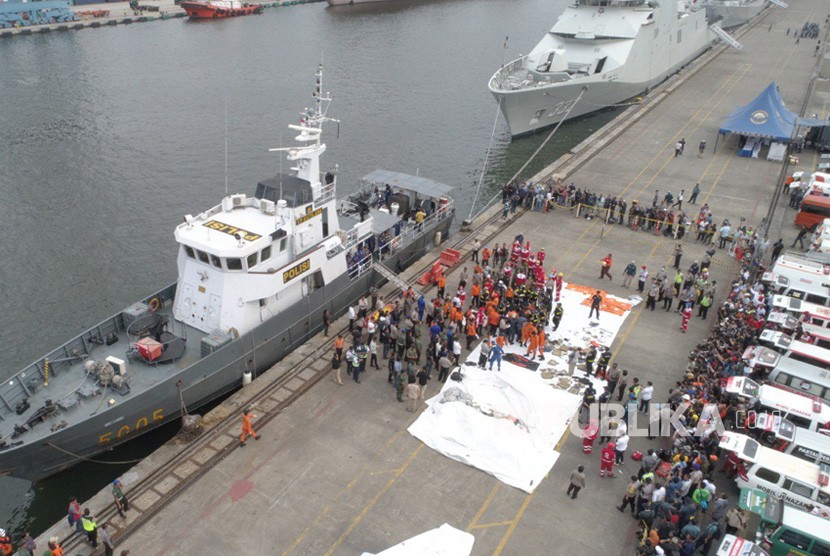 Kapal motor dari kepolisian tiba di pelabuhan Tanjung Priok, Selasa (30/10), usai evakuasi korban Lion Air JT610 di perairan Karawang, Jawa Barat.