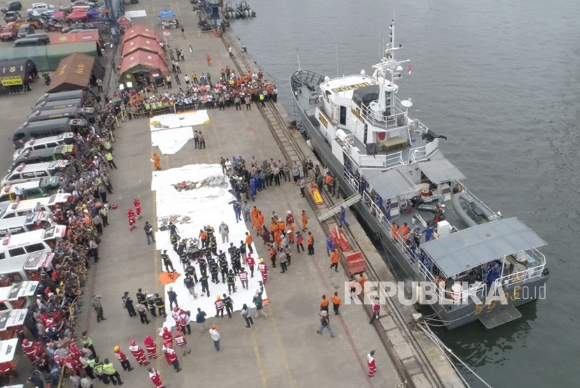 Kapal motor dari kepolisian tiba di pelabuhan Tanjung Priok, Selasa (30/10), usai evakuasi korban Lion Air JT610 di perairan Karawang, Jawa Barat.