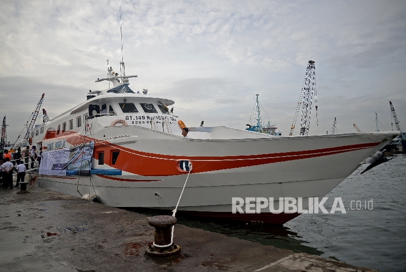 Kapal Motor (KM) Express Bahari 3B bersandar saat acara peresmian pelayaran perdana di Dermaga Kade Baru, Pelabuhan Sunda Kelapa, Jakarta, Selasa (10/1).