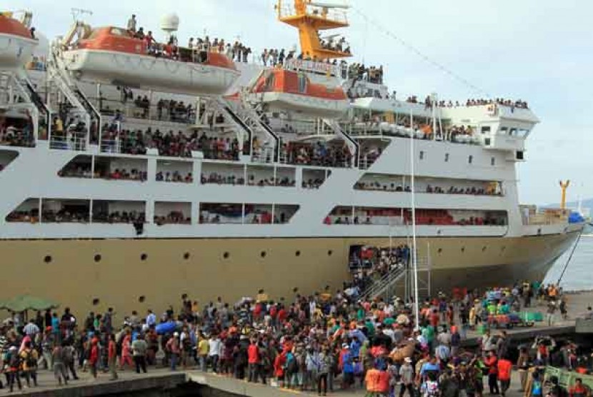 Homebound travelers board a ship during Eid al Fitr in 2013. (Illustration)