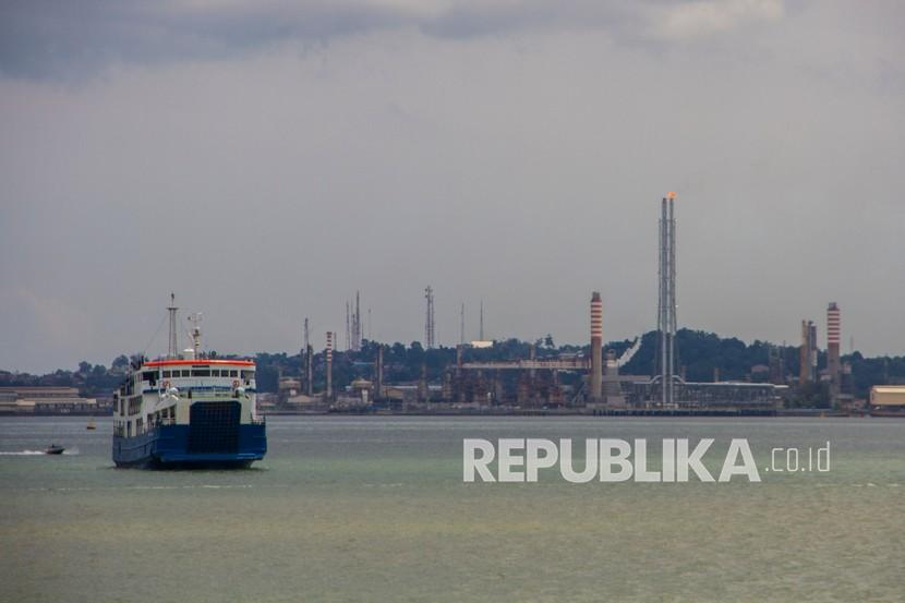 Kapal Motor Penumpang (KMP) melintas di Teluk Balikpapan, Kota Balikpapan, Kalimantan Timur, Sabtu (5/2/2022). Stratanas PK mencatat kapal siluman di Balikpapan bertambah.
