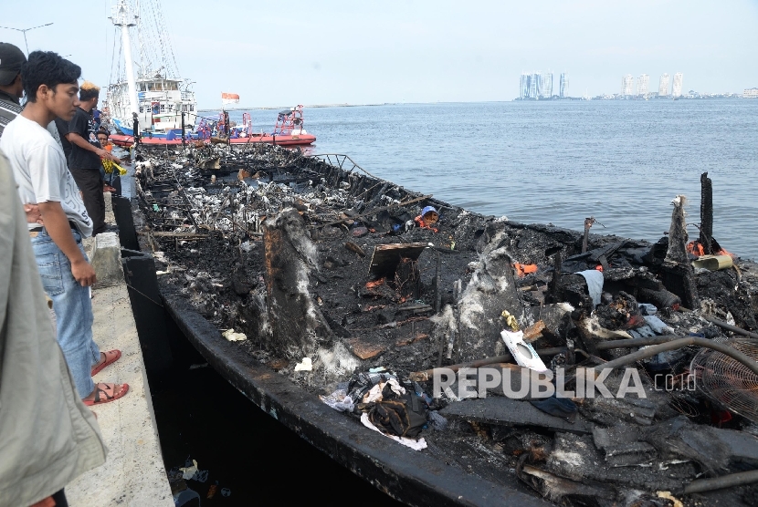 Kapal motor Zahro Express yang terbakar dibawa di dermaga Muara Angke, Jakarta, Ahad (1/1).Republika/Yasin Habibi