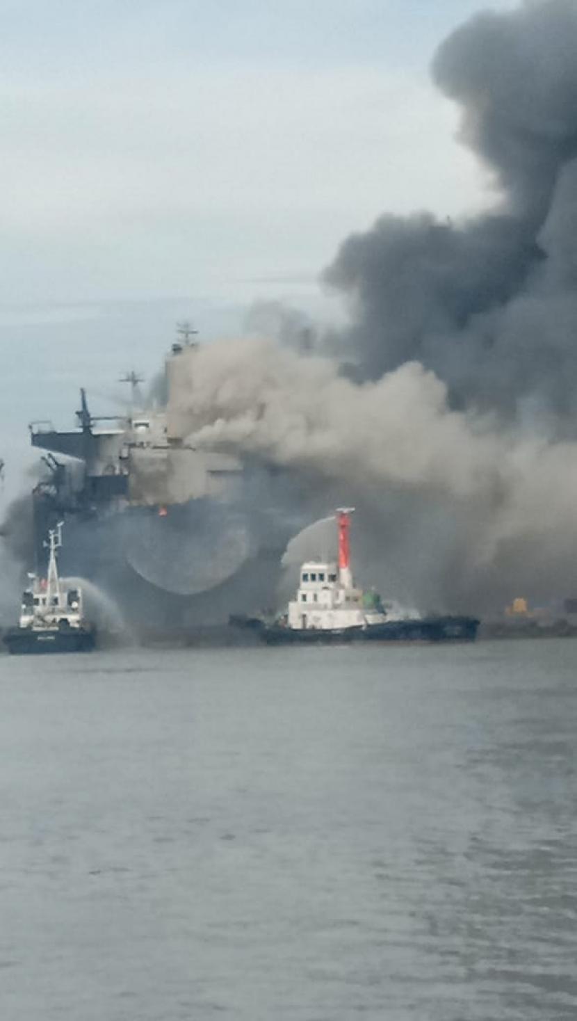 Kapal MT. JAG LEELA yang sedang melakukan perawatan atau docking di galangan kapal milik PT. Waruna Nusa Sentana Shipyard Belawan - Medan, terbakar. Proses evakuasi masih dilakukan. 