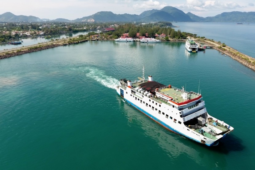 Kapal Muatan Penumpang (KMP) yang melayani penyeberangan Banda Aceh-Sabang berada di kawasan pelabuhan Ulee Lheu yang mulai dangkal di Banda Aceh, Aceh, Selasa (21/11). 