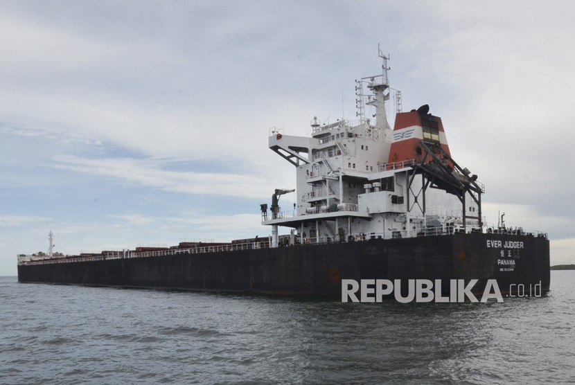 Kapal MV Ever Judger Panama bersandar di Teluk Balikpapan, Kalimantan Timur, Kamis (26/4).
