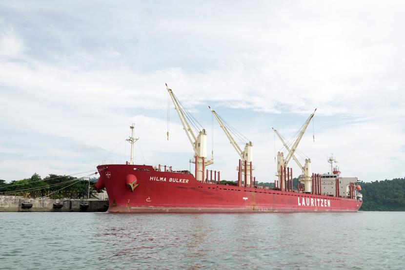 Kapal MV Hilma Bulker yang mengangkut gula rafinasi dari India dengan 13 ABK terdeteksi positif COVID-19 diduga menjadi penyebab penyebaran varian baru di Cilacap.