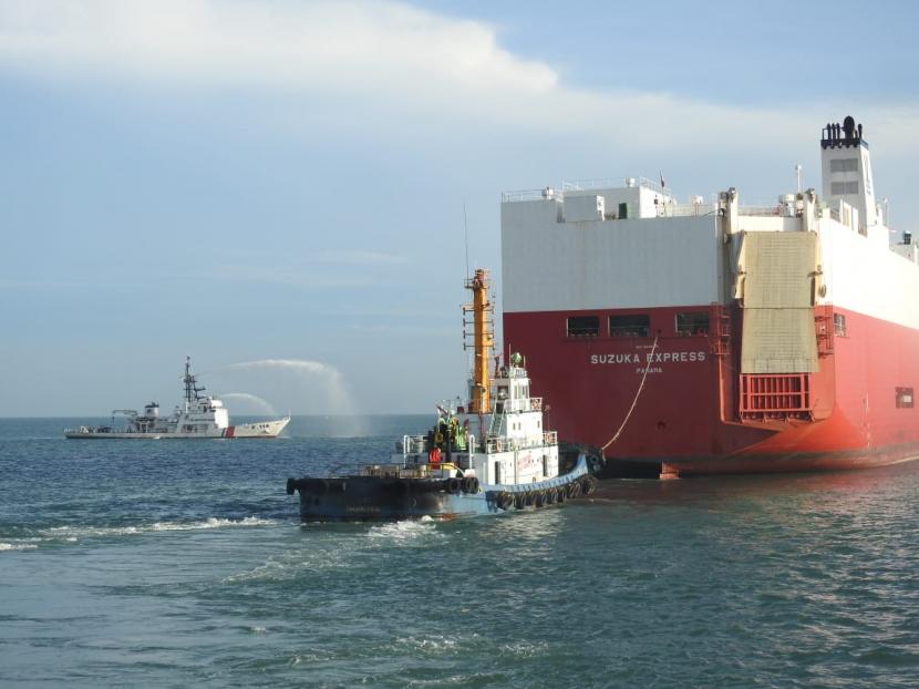 Kapal MV Suzuka Express dikawal 3 kapal patroli KPLP hingga keluar area keruk pelabuhan Patimban