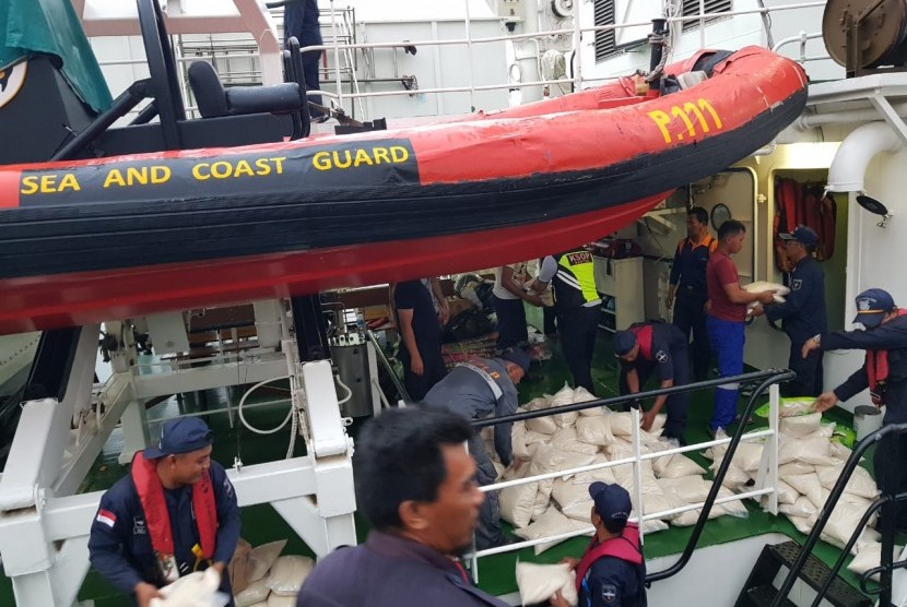 Kapal negara patroli (KNP) Trisula P-111 milik Pangkalan Penjagaan Laut dan Pantai (PLP) Kelas I Tanjung Priok, mengakut bantuan kemanusiaan ke wilayah terdampak tsunami Selat Sunda, Rabu (2/1).