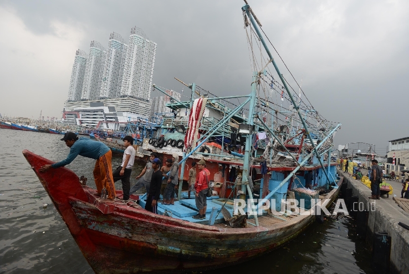 Kapal nelayan berlabuh di Pelabuhan Muara Angke, Jakarta Utara, Senin (29/8). (Republika/Raisan Al Farisi)