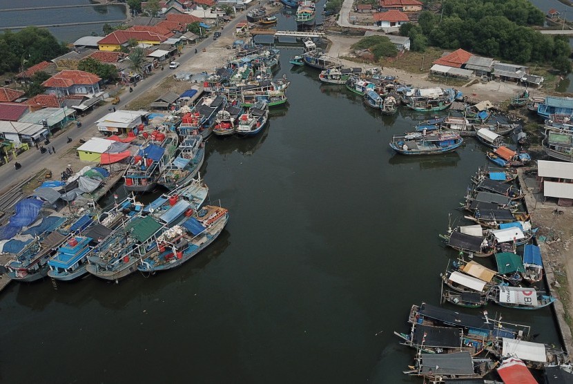 Kapal nelayan bersandar di pelabuhan Karangsong, Indramayu, Jawa Barat, Sabtu (21/7). 