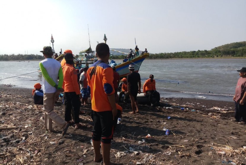 Kapal nelayan KM Joko Berek mengalami kecelakaan laut di Pelawangan Pancer, Puger, Kabupaten Jember, Kamis (19/7) pagi.