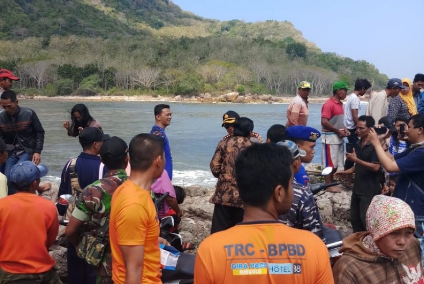 KM Joko Berek fishing boat boat sank in the sea off Plawangan Puger, district of Jember, East Java on Thursday. 