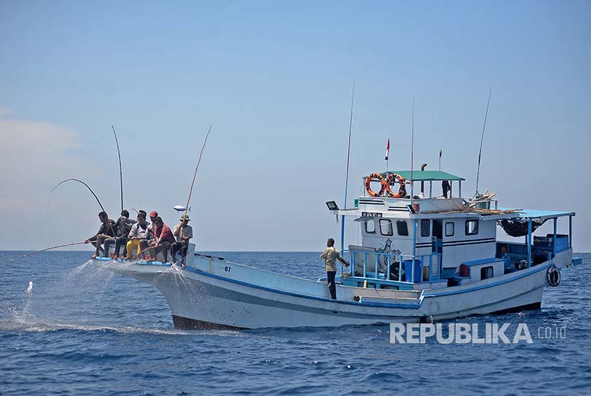 Kapal nelayan Larantuka berlayar di perairan Flores, NTT untuk memancing ikan Cakalang