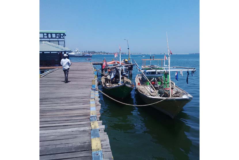 Kapal nelayan yang diamankan Polair Sulselbar di Makassar, Sulawesi Selatan, Jumat (18/9). 