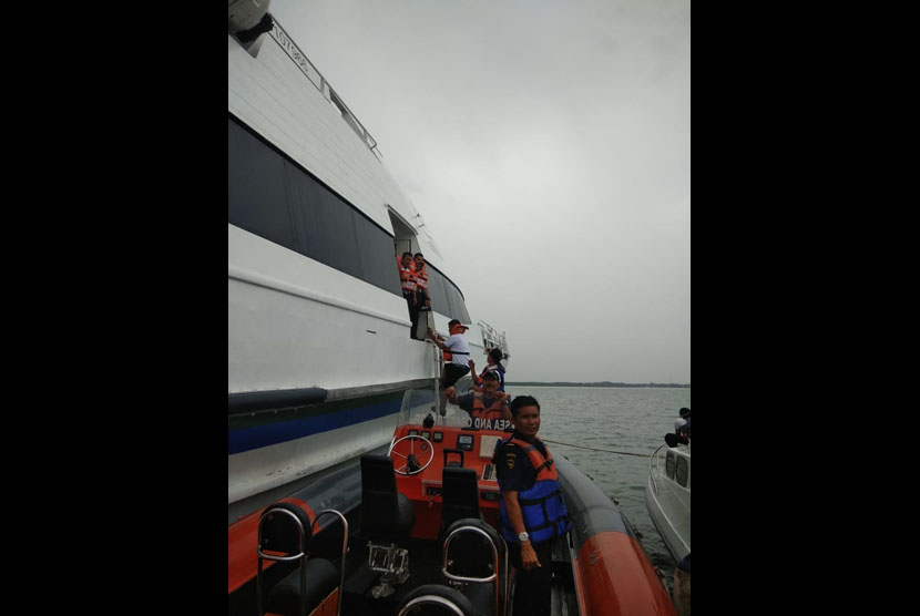 Kapal Pangkalan Penjagaan Laut dan Pantai (Sea and Coast Guard) Tanjung Uban, KN. Rantos berhasil mengevakuasi 40 (empat puluh) orang penumpang Kapal MV. Indera Bupala berbendera Singapura yang kandas di Perairan Karang Plasit Lobam, Bintan pada hari ini (15/7). 