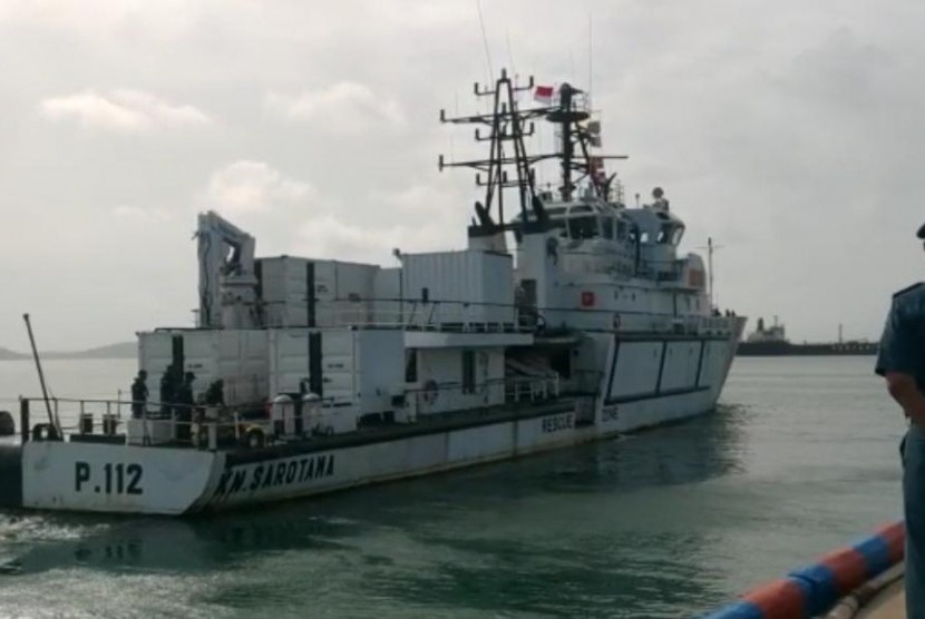  Kapal Patroli Kesatuan Penjagaan Laut dan Pantai (KPLP) KN. Sarotama P-112 milik Pangkalan Penjagaan Laut dan Pantai (PLP) Kelas II Tanjung Uban melakukan patroli keamanan di perairan Natuna.