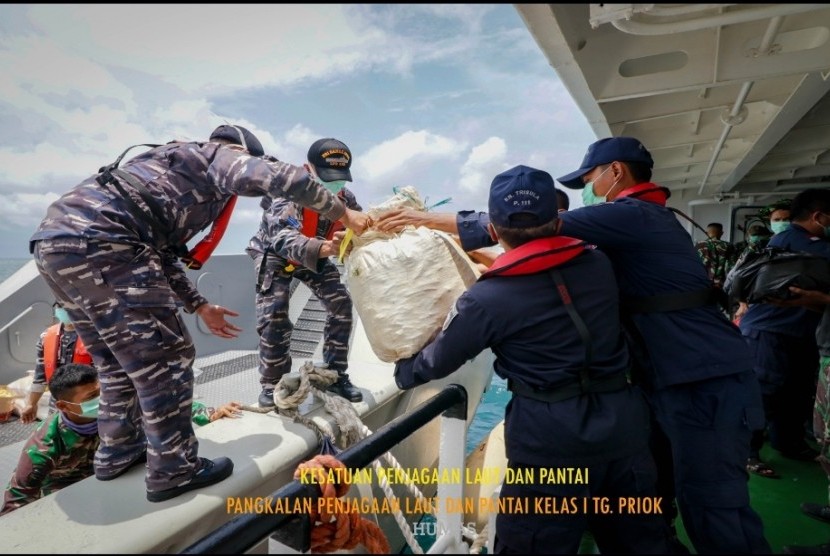 Kapal Patroli KN. Trisula P. 111 mengirimkan bantuan logistik bagi 188 WNI ABK Kapal World Dream yang sedang menjalani observasi virus corona (ilustrasi).  Hari ini, Sabtu (14/3), 188 WNI ABK World Dream selesai menjalani masa karantina di Pulau Sebaru. (Humas Ditjen Hubla )