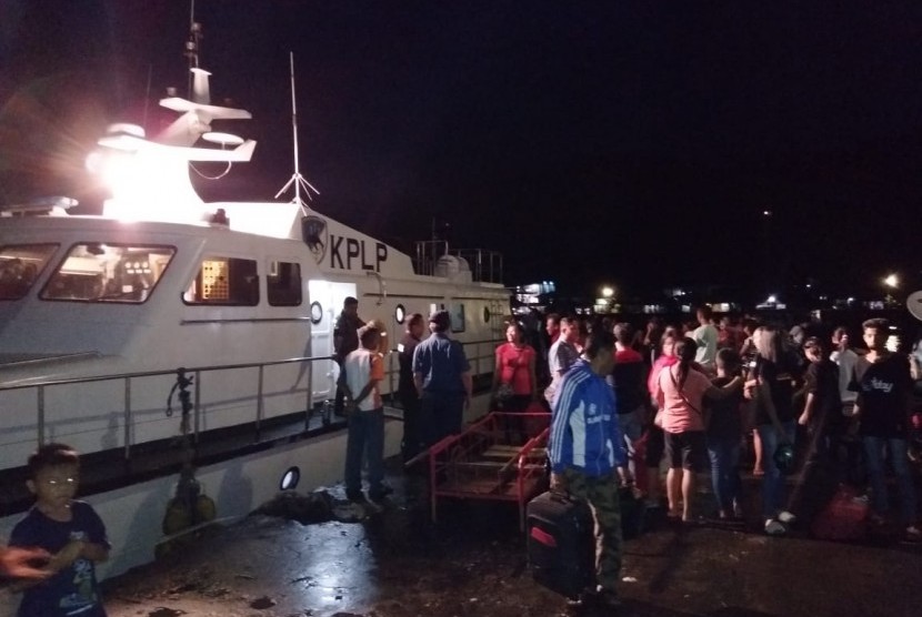 Kapal patroli KNP 343 mengangkut ratusan pelajar kembali ke Tahuna usai liburan Natal dan Tahun Baru 2019, di berbagai wilayah Sangihe.