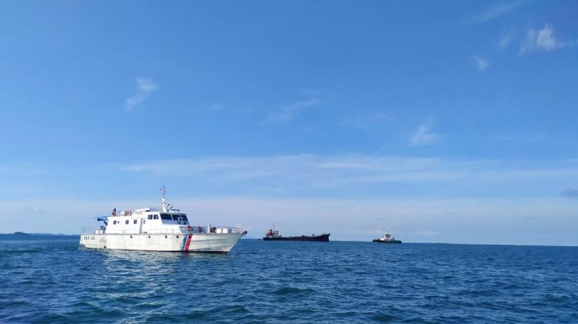 Kapal patroli KPLP KN. Sarotama P-112 dan kapal KN.P.366 untuk mengawal kapal tanker MT. SEA RIDER yang baru saja lepas dari kandasnya. 