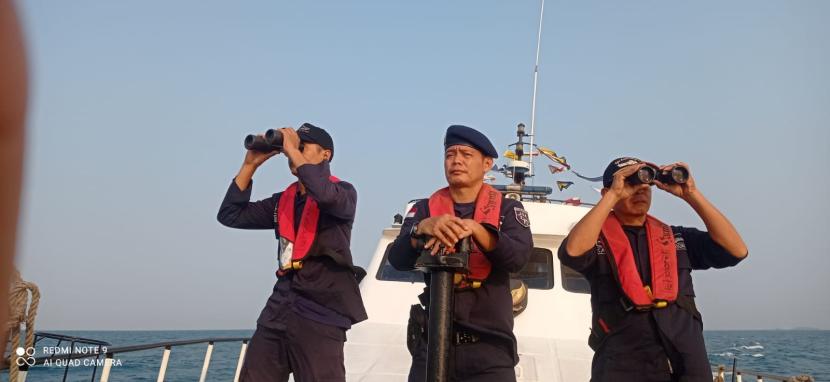Kapal patroli KPLP membantu upaya evakuasi dan pencarian korban tenggelamnya Kapal Motor (KM) Dewi Noor 1 di perairan Kepulauan Seribu.
