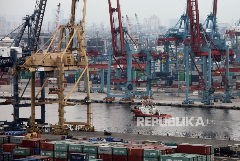  Kapal pemandu melintas di kawasan Jakarta International Container Terminal (JICT), Tanjung Priok, Jakarta, Jumat (30/6).