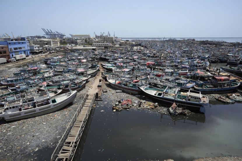 Kapal penangkap ikan berlabuh di pelabuhan perikanan di Karachi, Pakistan, Sabtu, 10 Juni 2023. Hujan lebat mengguyur Pakistan sebabkan banjir dan tewaskan 25 orang.