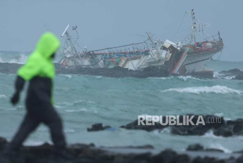 Kapal penangkap ikan yang terdampar di karang sekitar Pulau Tokki (Kelinci), Jeju, Korea Selatan (Korsel), Sabtu (1/2/2025).