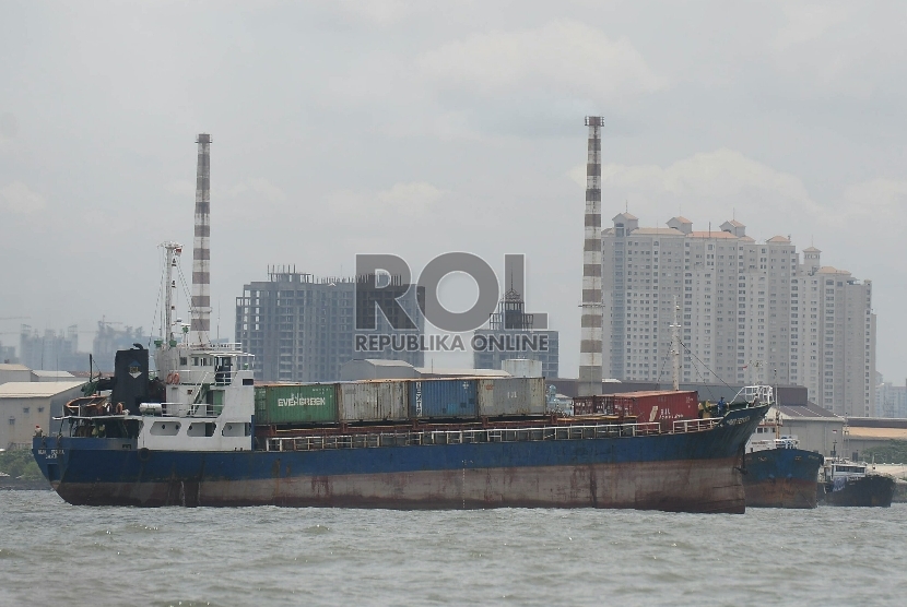 Kapal pengangkut peti kemas yang yang menunggu antrean bongkar muat Pelabuhan Tanjung Priok di Jakarta, Jumat (6/2).( Republika/Prayogi).