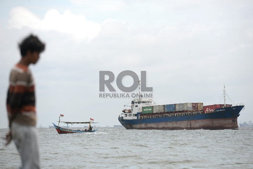 Kapal pengangkut peti kemas yang yang menunggu antrean bongkar muat Pelabuhan Tanjung Priok di Jakarta, Jumat (6/2).( Republika/Prayogi).