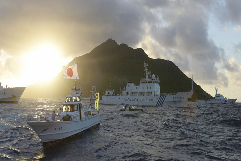  Kapal pengawas laut Cina Haijian (tengah) berlayar di dekat kapal-kapal Penjaga Pantai Jepang (kanan dan kiri) dan sebuah kapal nelayan Jepang (kedua kiri) di perairan dekat Pulau Uotsuri di Laut Cina Selatan. 