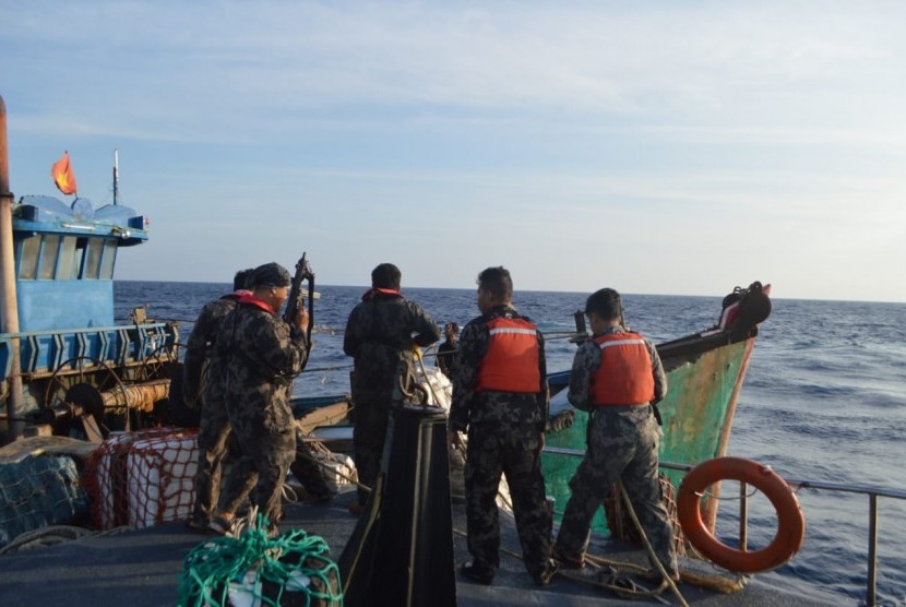 Kapal Pengawas Perikanan (KP) Hiu 01 menangkap dua kapal perikanan asing ilegal berbendera Vietnam di wilayah Zona Ekonomi Ekslusif Indonesia (ZEEI) Laut Natuna Utara, akhir pekan lalu. Kedua kapal tersebut menambah daftar catatan kapal ikan ilegal asing yang tertangkap pada kuartal pertama tahun ini menjadi 16 kapal. 