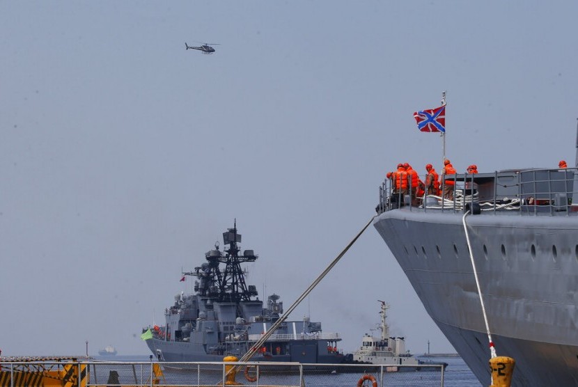 Kapal penghancur Rusia Admiral Tributs (kanan) dan kapal Vinogradov (belakang) 